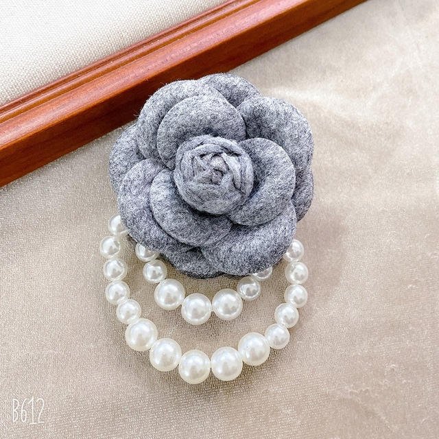 Frcolor Elegant Handmade Flower Shaped Brooch Alloy Diamante Brooch Jewelry Accessories Corsage Gift for Mother's Day, Adult Unisex, Size: One size, Grey Type