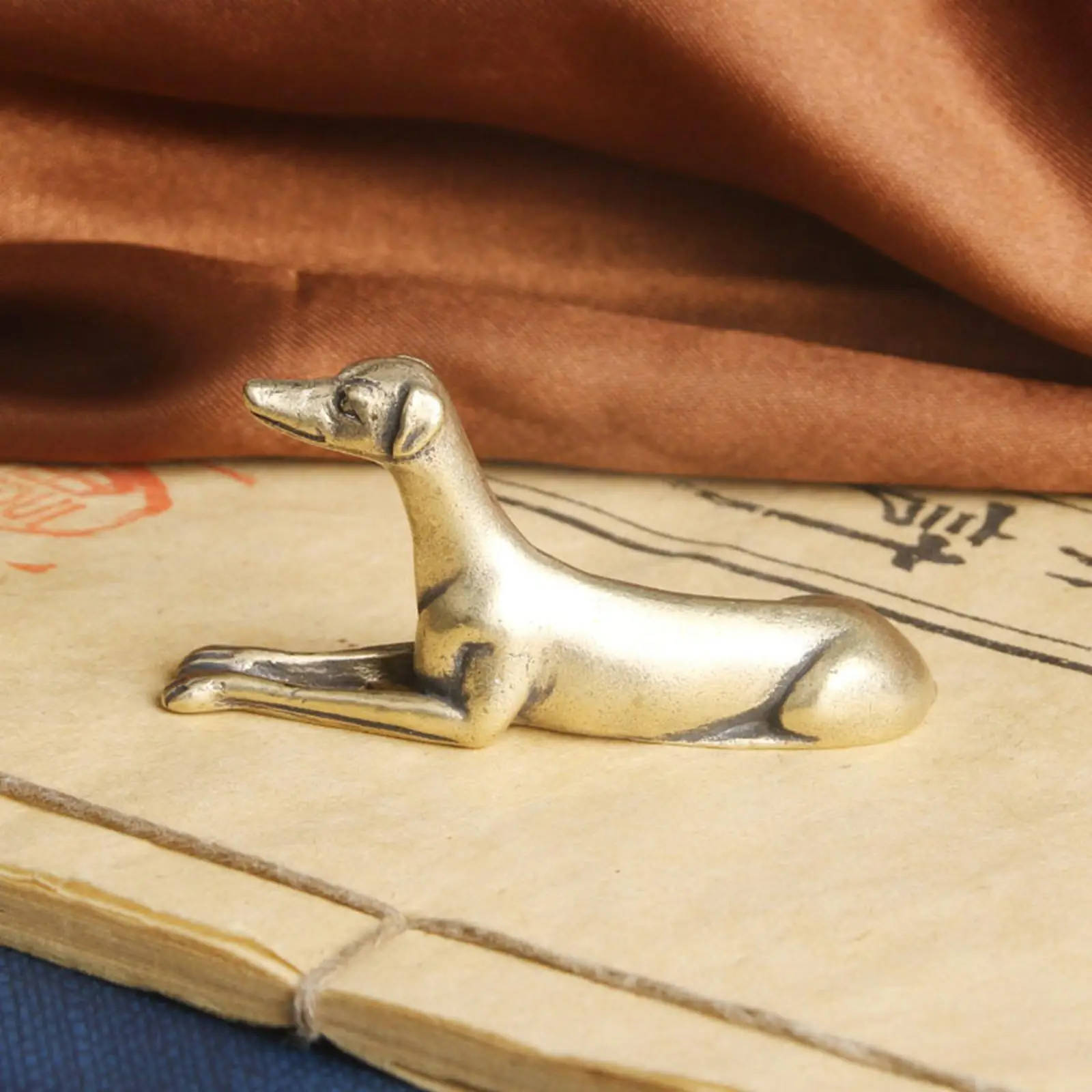 Vintage Style Dog Figurines Miniature Figurines Tea Pet Decorative Dog Ornament for Desktop Hotel Shelf Dog Sculpture Decor