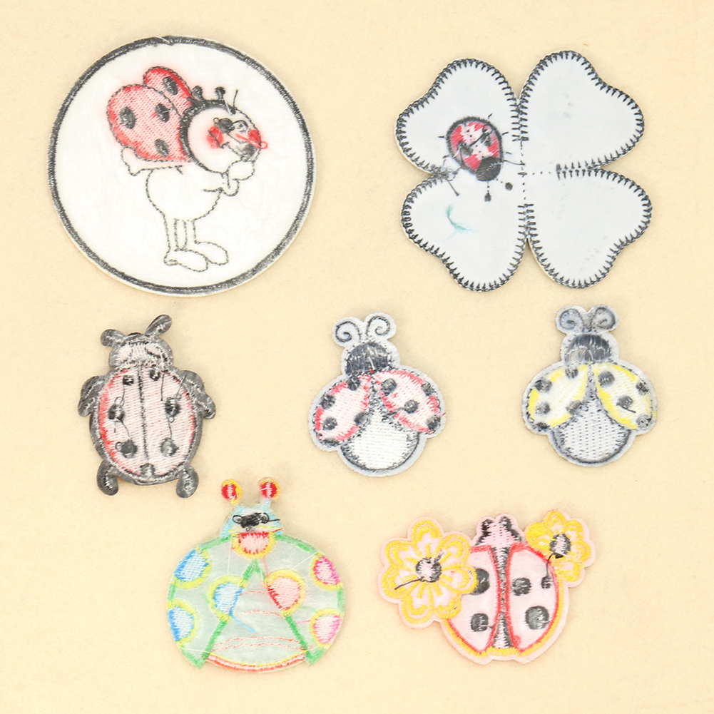 2pc Cartoon Marienkäfer vier blättrige Kleeblatt Stickerei Kleidung Aufkleber Kinder kleidung Schult asche Loch Patches Dekoration Zubehör – Detail 3