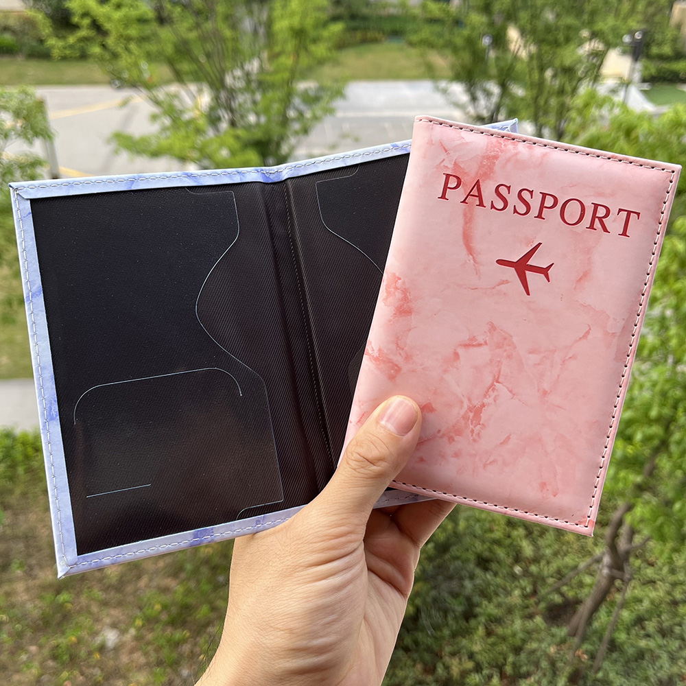 Passen Sie die personal isierte Pass hülle mit dem Namen Reisekoffer für Reisepässe an – Detail 4