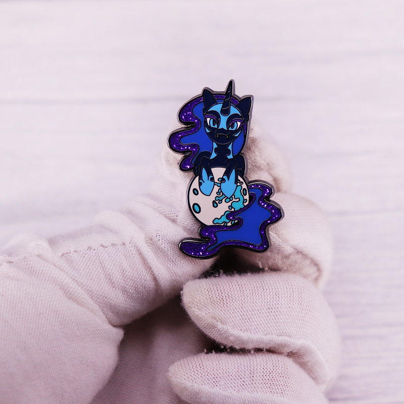 Glitter Blau Alicorn Ponny Prinzessin X Lunaa Emaille Pin Brosche Fantasie Mond Einhorn Abzeichen für Rucksäcke Mode Schmuck Geschenk – Detail 1