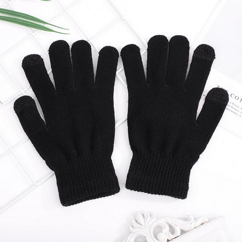 Mustad laste sõrmikukindad, valmistatud pehmest ja soojast materjalist, asetatud mustrilisele taustale. Soodsad sõrmikud lastele sobivad ideaalselt igapäevaseks kasutamiseks.