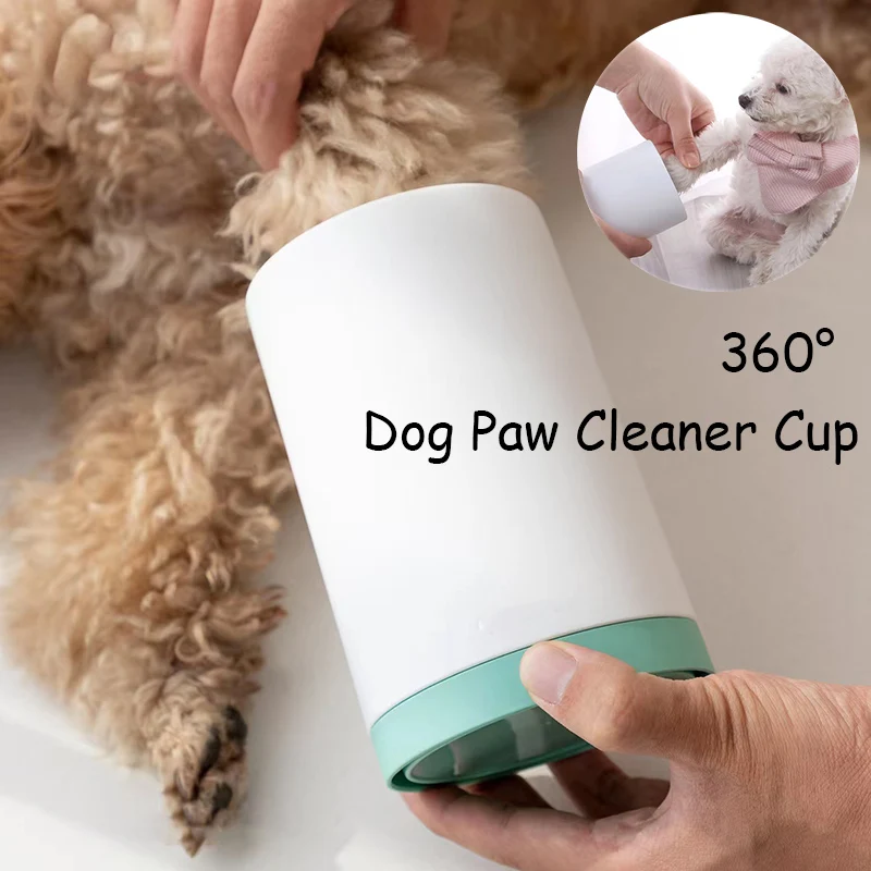 Un producto llamado Vaso limpiador de patas de perro. Parece ser un dispositivo diseñado para ayudar a limpiar las patas de un perro colocándolas dentro de la taza y luego usando un cepillo o herramienta similar para eliminar la suciedad y los desechos.