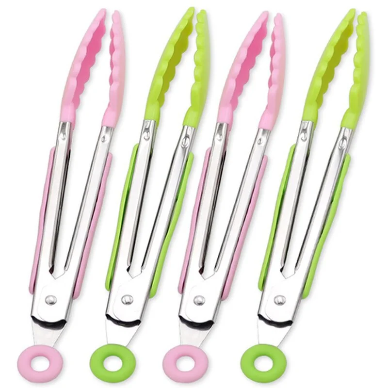 Un conjunto de cuatro pares de tijeras con mangos de diferentes colores