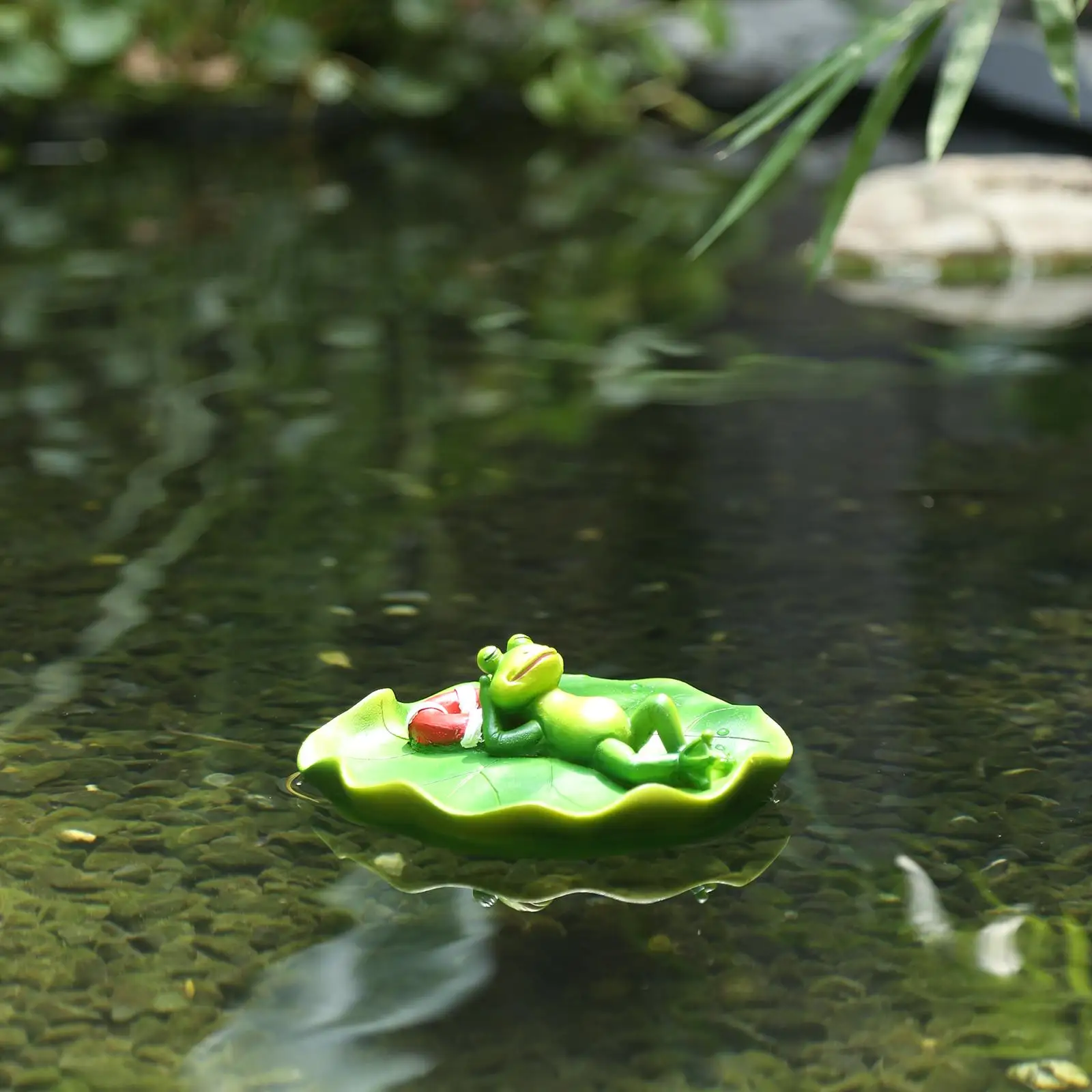 Floating Frog on Leaf Ornaments Animals Figurine Garden Statue Gift for Desk