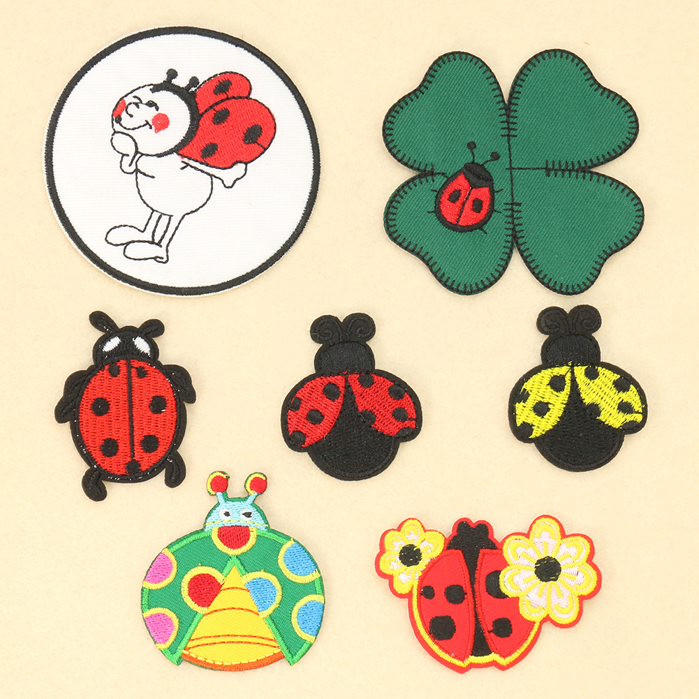 2pc Cartoon Marienkäfer vier blättrige Kleeblatt Stickerei Kleidung Aufkleber Kinder kleidung Schult asche Loch Patches Dekoration Zubehör – Detail 2