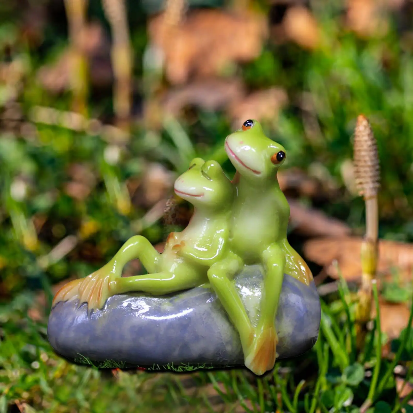 Cute Frog Couple Figurine Realistic Housewarming Gift Decoration Sitting Frog Sculpture for Windowsill Porch Yard Garden Lawn
