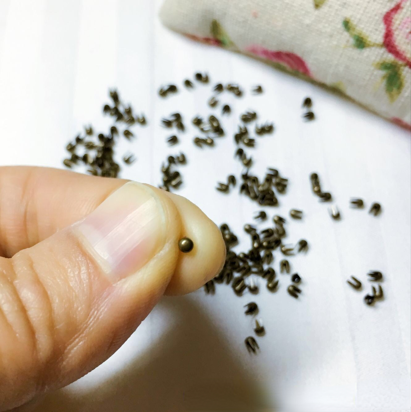 Description Picture 4 of item100Pcs 2mm Mini Garment Rivets For DIY Doll Clothes Bag Handmade Scrapbooking Buttons Sewing Accessories