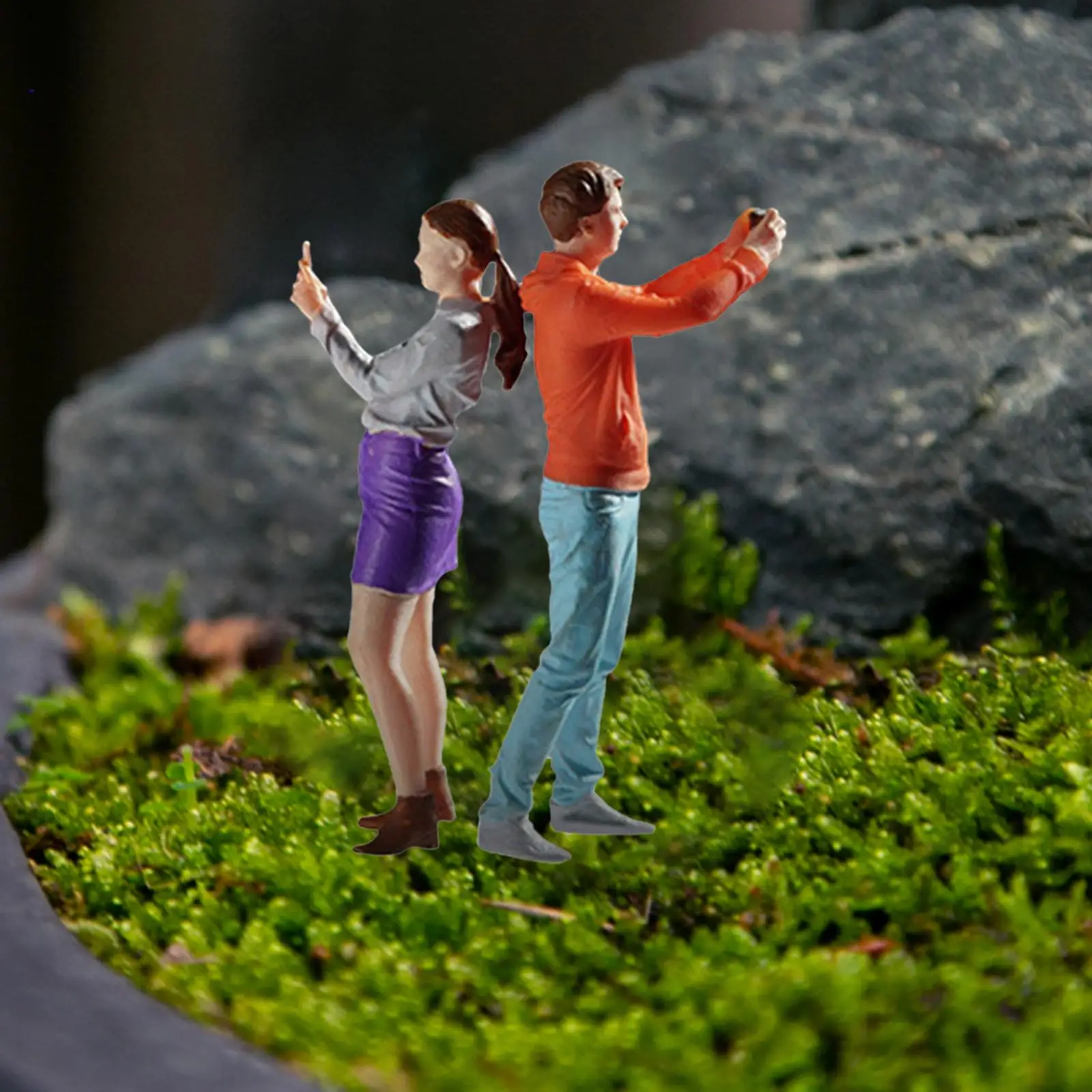 2 Pieces 1: 64 Scale Miniature Couple Taking Photo Model Model Trains People Figures for Dollhouse Micro Landscapes Layout Decor