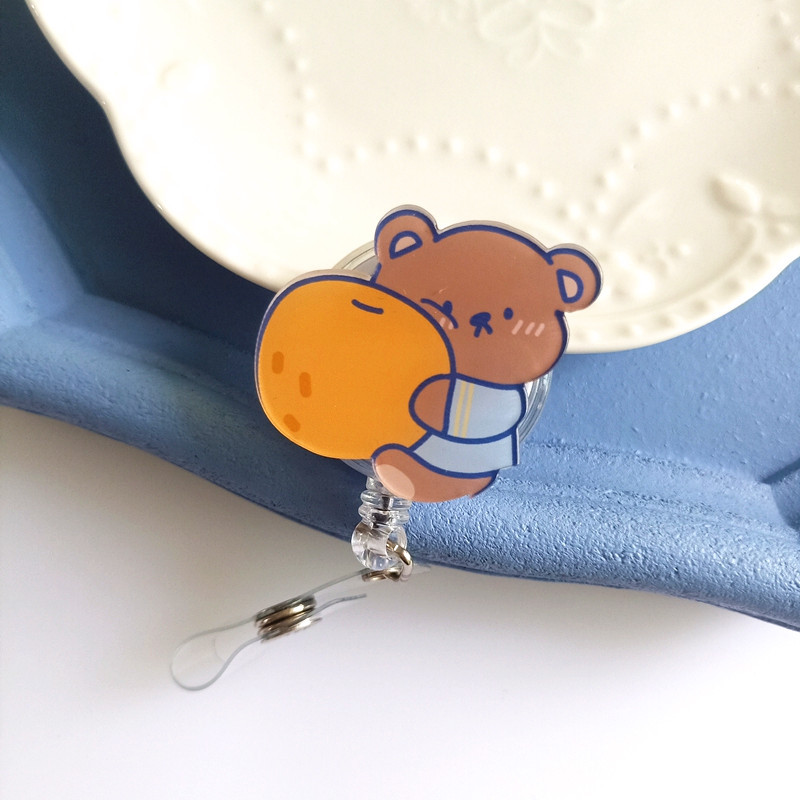 Neues Design, 1-teilig, ausziehbare Krankenschwester-Abzeichenrolle aus Acryl, niedlicher Anime-Häschenbär, Studenten-Namensschild, Ausweishalter, Schlüsselanhänger, Umhängeband – Detail 6