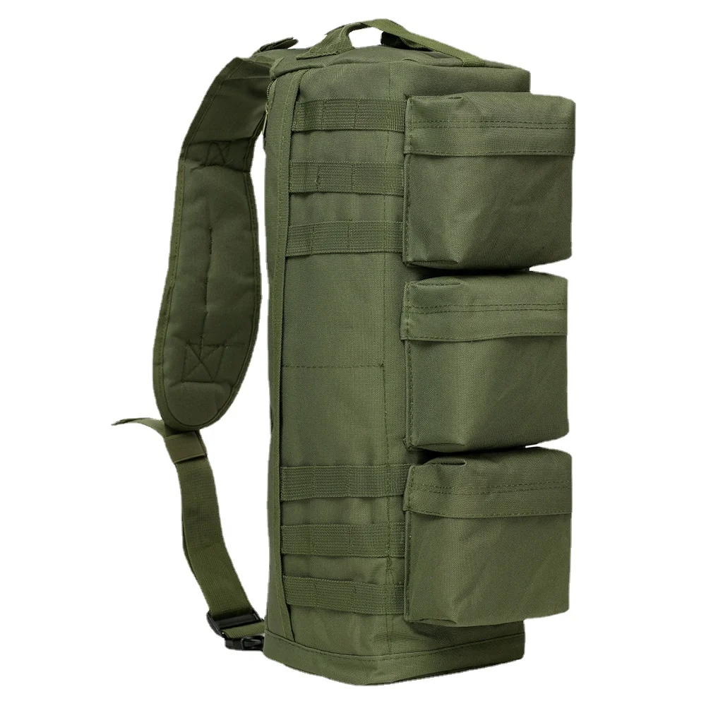 Una mochila verde con una correa y bolsillos