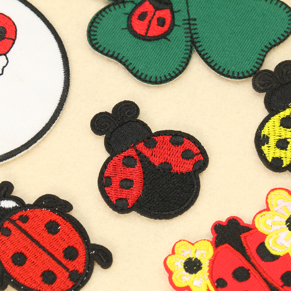 2pc Cartoon Marienkäfer vier blättrige Kleeblatt Stickerei Kleidung Aufkleber Kinder kleidung Schult asche Loch Patches Dekoration Zubehör – Detail 4