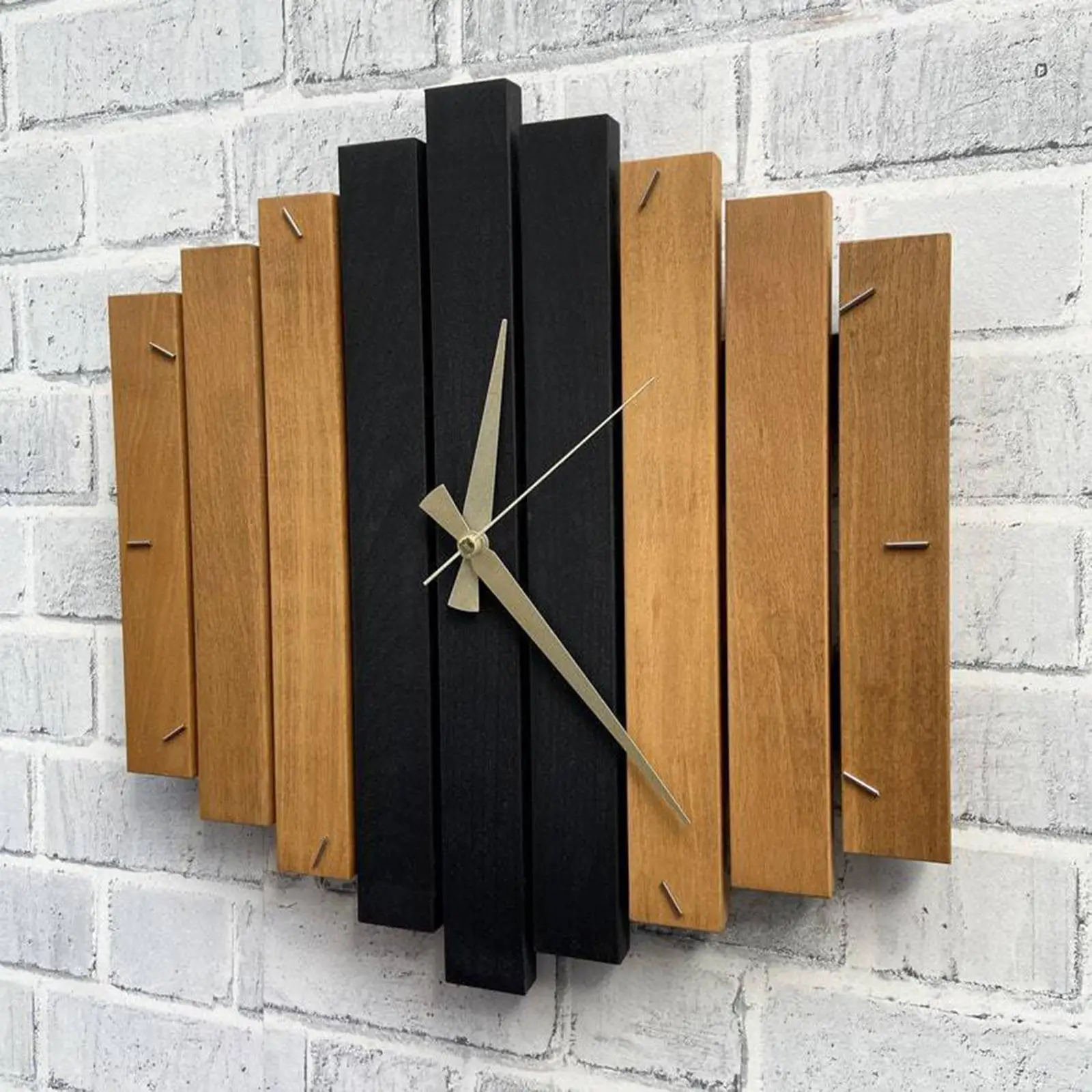 Horloge murale en bois moderne déconstruite