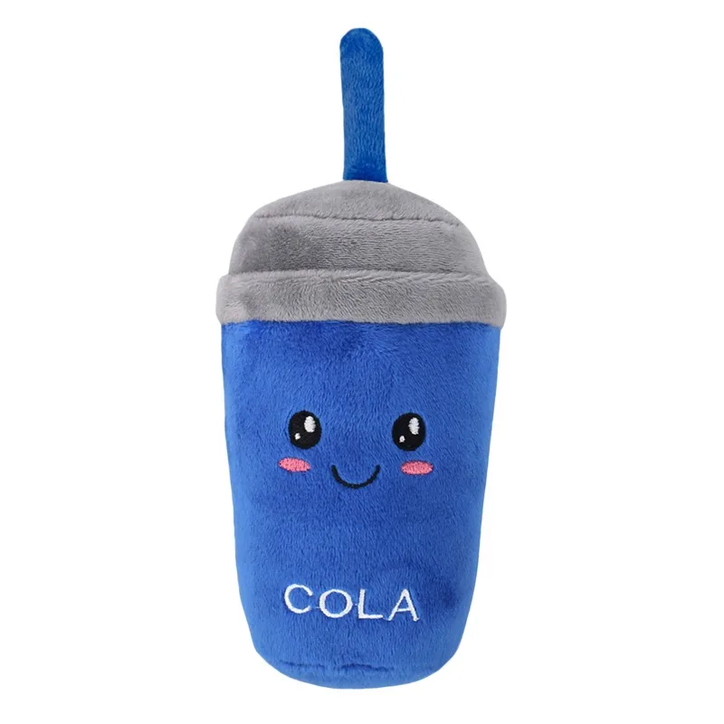 Un peluche diseñado para parecerse a una taza de cola. Tiene un cuerpo azul con una cara sonriente y la palabra COLA escrita en él. La parte superior del juguete es de un azul más oscuro y tiene una textura gris y esponjosa que podría interpretarse como una tapa o una parte superior de espuma. El juguete también tiene un mango azul en la parte superior, que probablemente sea una pajita. Este tipo de peluche se suele utilizar como elemento decorativo o como juguete para los niños.