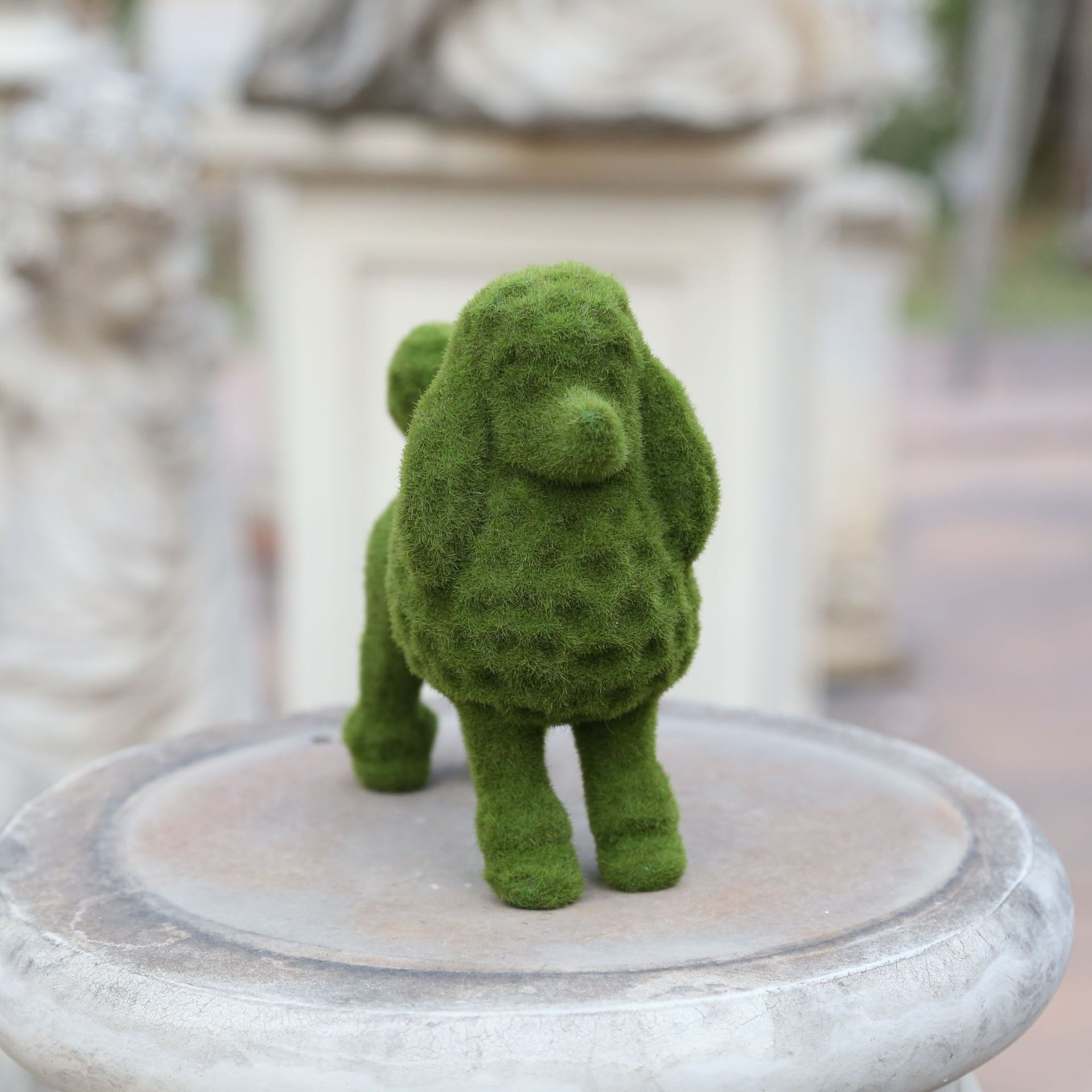 Title 41, Statues de chien mignon de cour, Simulation d