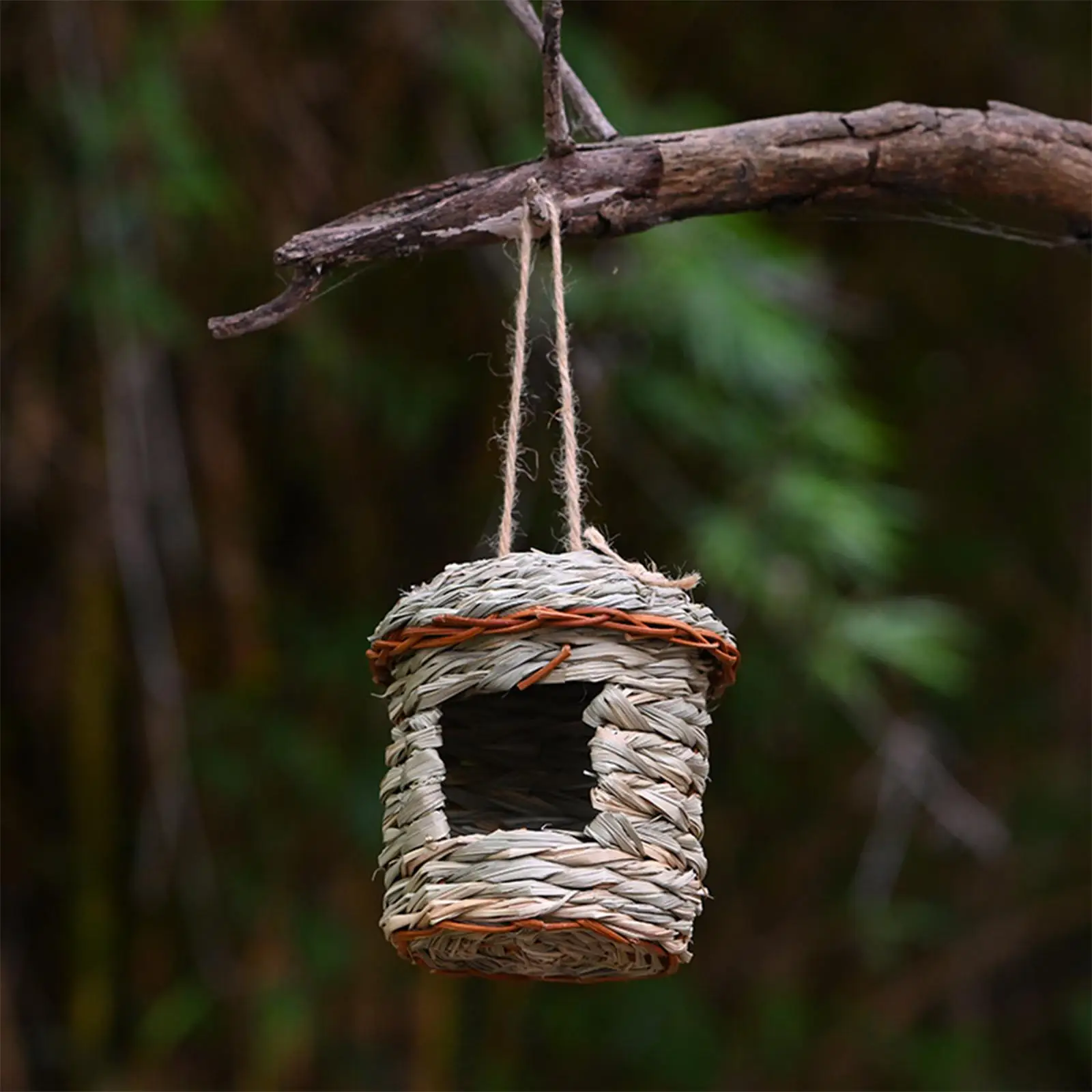 Hand Woven Natural Grass Hung Straw Nest Sturdy Cozy Bird Toy Bird Nest for Window Outside Lawn Charming Decorative