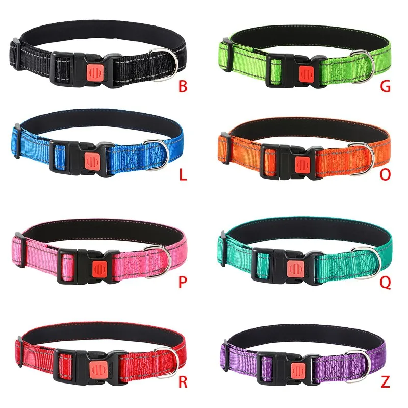 Una colección de collares para perros en varios colores. Cada collar tiene una combinación de colores diferente, siendo el color principal el negro y los colores de acento en diferentes tonos de rojo, azul, verde y rosa. Los collares tienen un cierre de hebilla y un anillo en D para sujetar una correa.