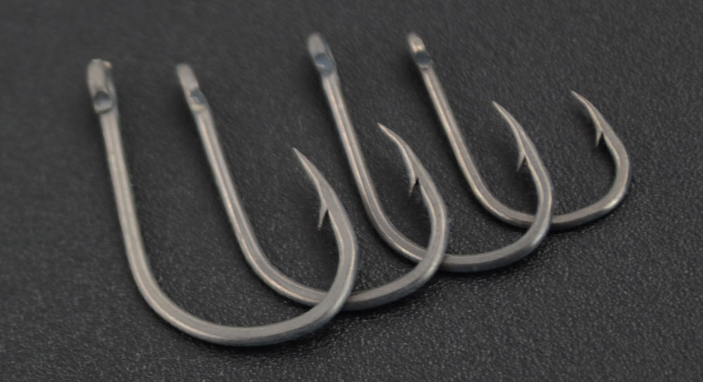 Hirisi 100 Stück Karpfen-Angelhaken mit Widerhaken, beschichtet, mit Ösen-Design in Japan, hergestellt aus Kohlenstoffstahl 8001, mit spleißbarer Box – Detail 1