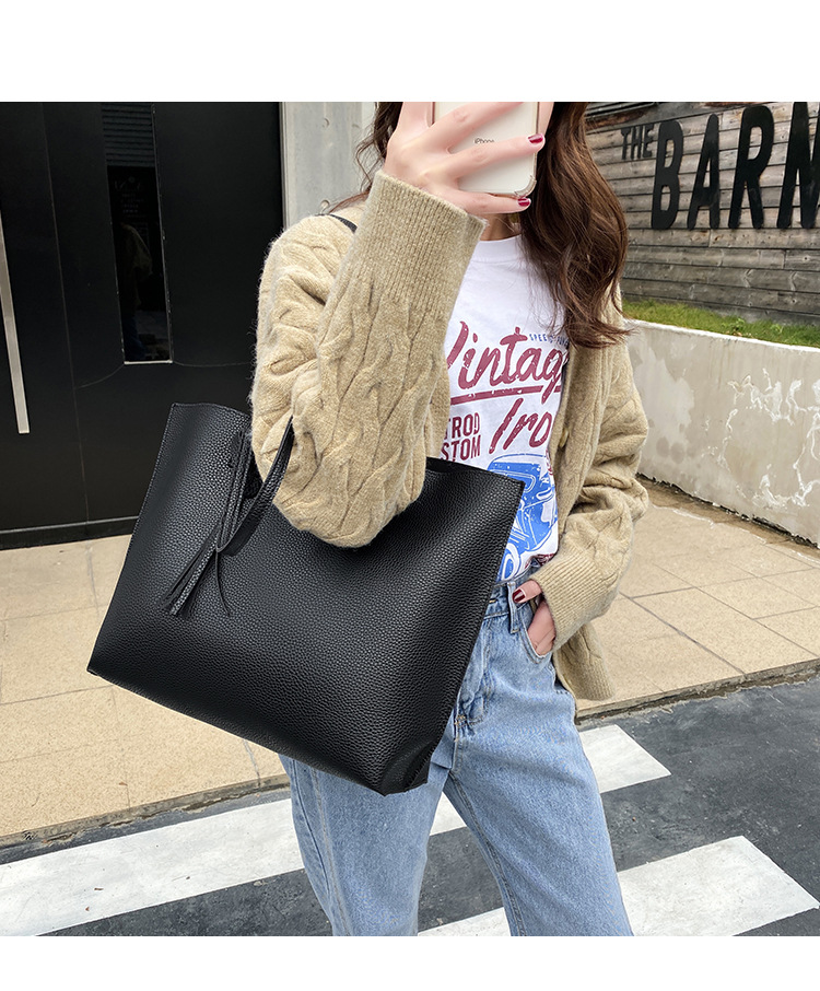 The trendy and stylish lychee patterned tassel decoration underarm tote bag with large capacity shopping bucket for women's bag