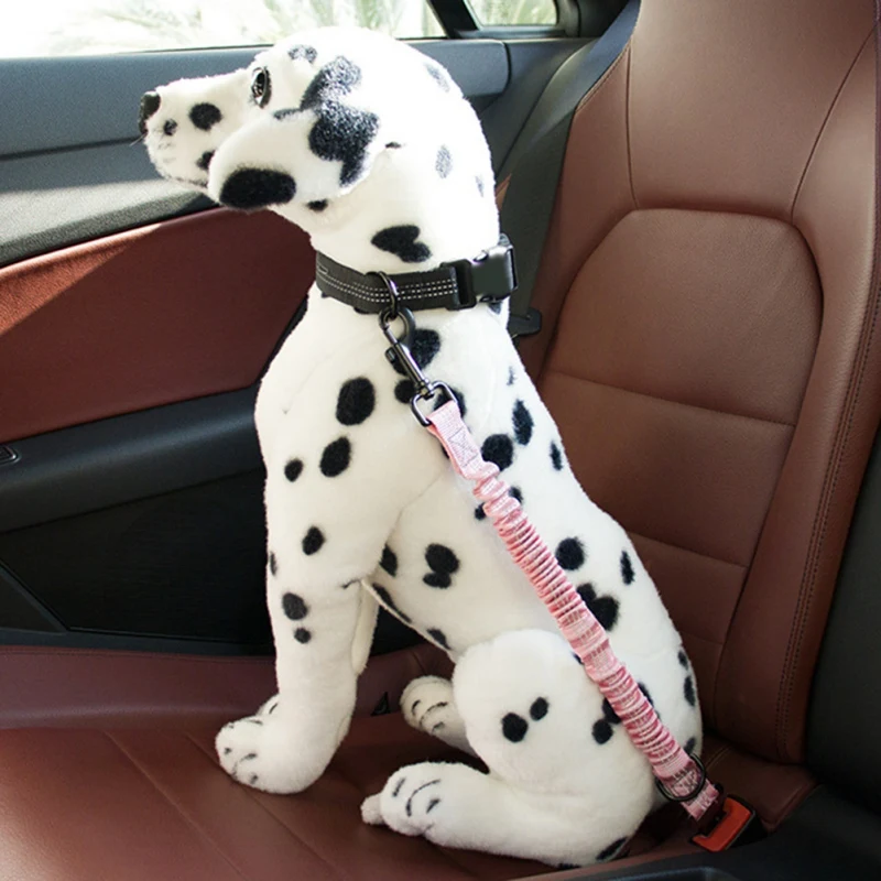 Un perro de peluche, que parece ser un dálmata, sentado en el asiento trasero de un coche.