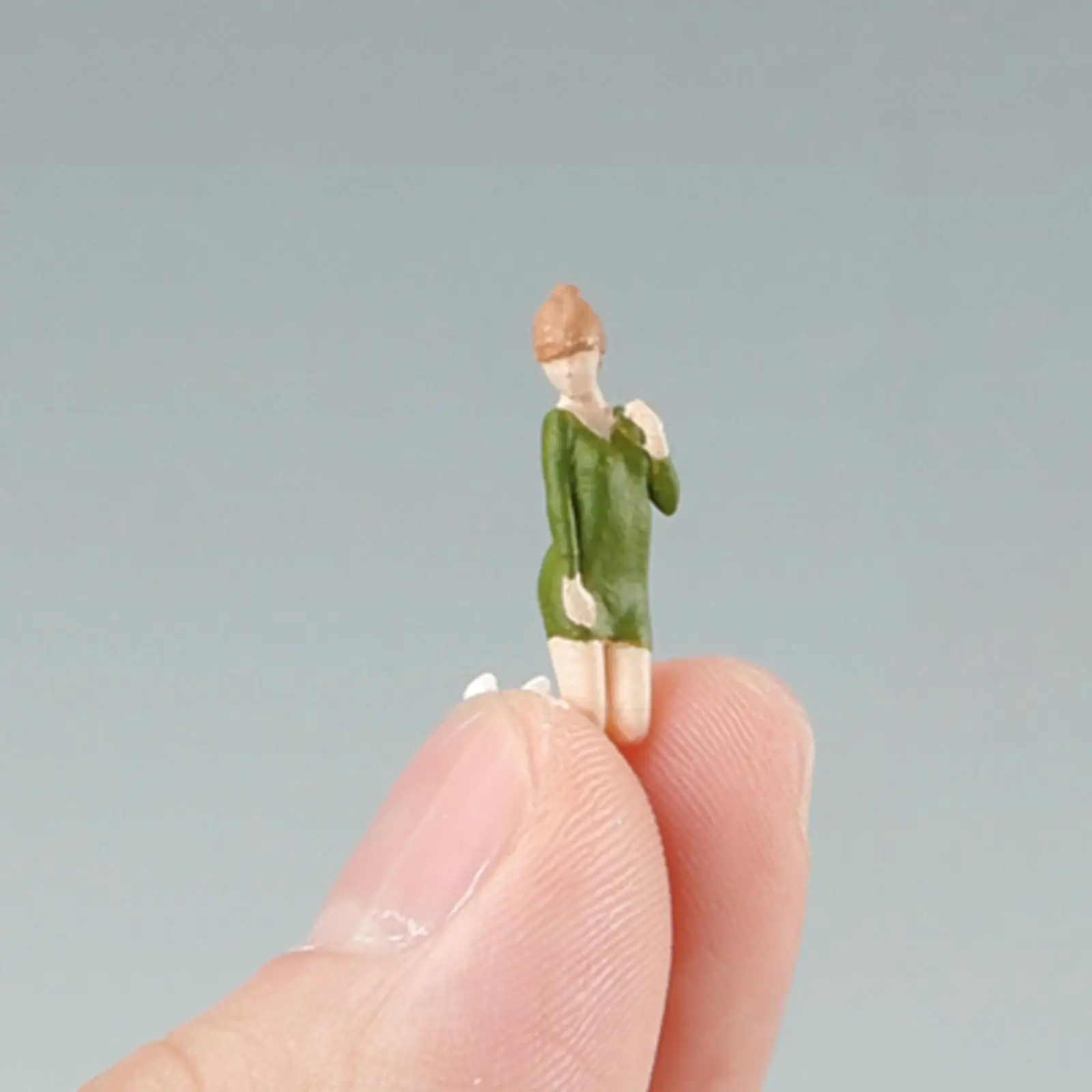 1/64 Scale People Figures Resin Miniature People Figurines for Diorama Dollhouse Micro Landscapes Photography Props Accessories