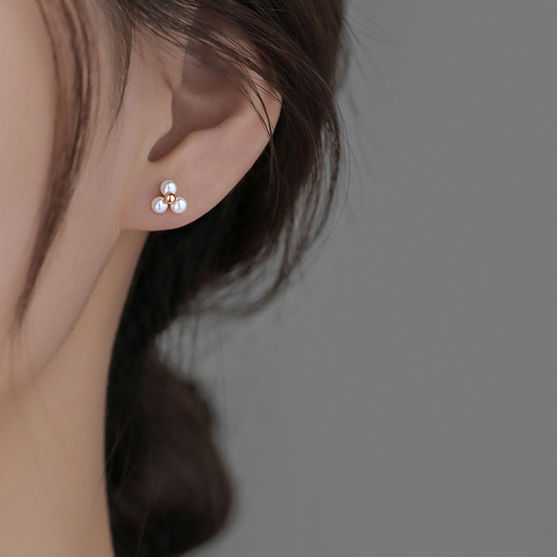 VOQ Silberfarbene runde Perlen-Dreieck-Ohrstecker für Damen, klassischer feiner Schmuck, minimalistische Accessoires, Perlenohrringe – Detail 8