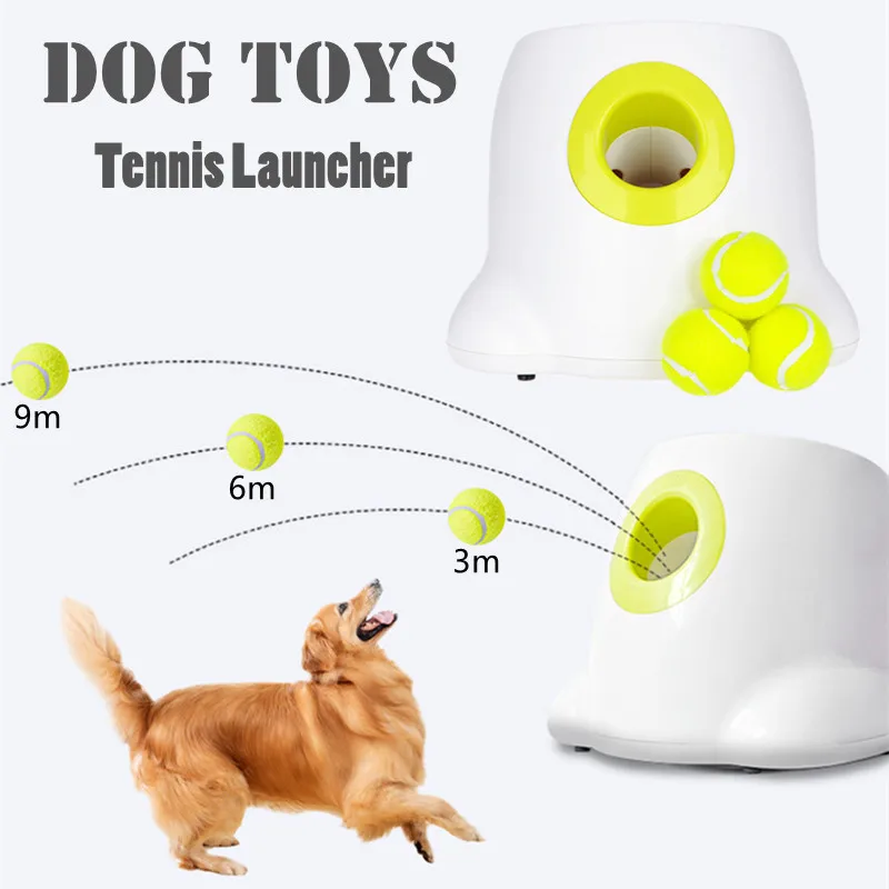 Un juguete para perros llamado Tennis Launcher. Es un dispositivo diseñado para lanzar pelotas de tenis para que los perros las recojan. El juguete es blanco con una abertura circular amarilla en la parte superior, presumiblemente donde se insertan las pelotas de tenis.