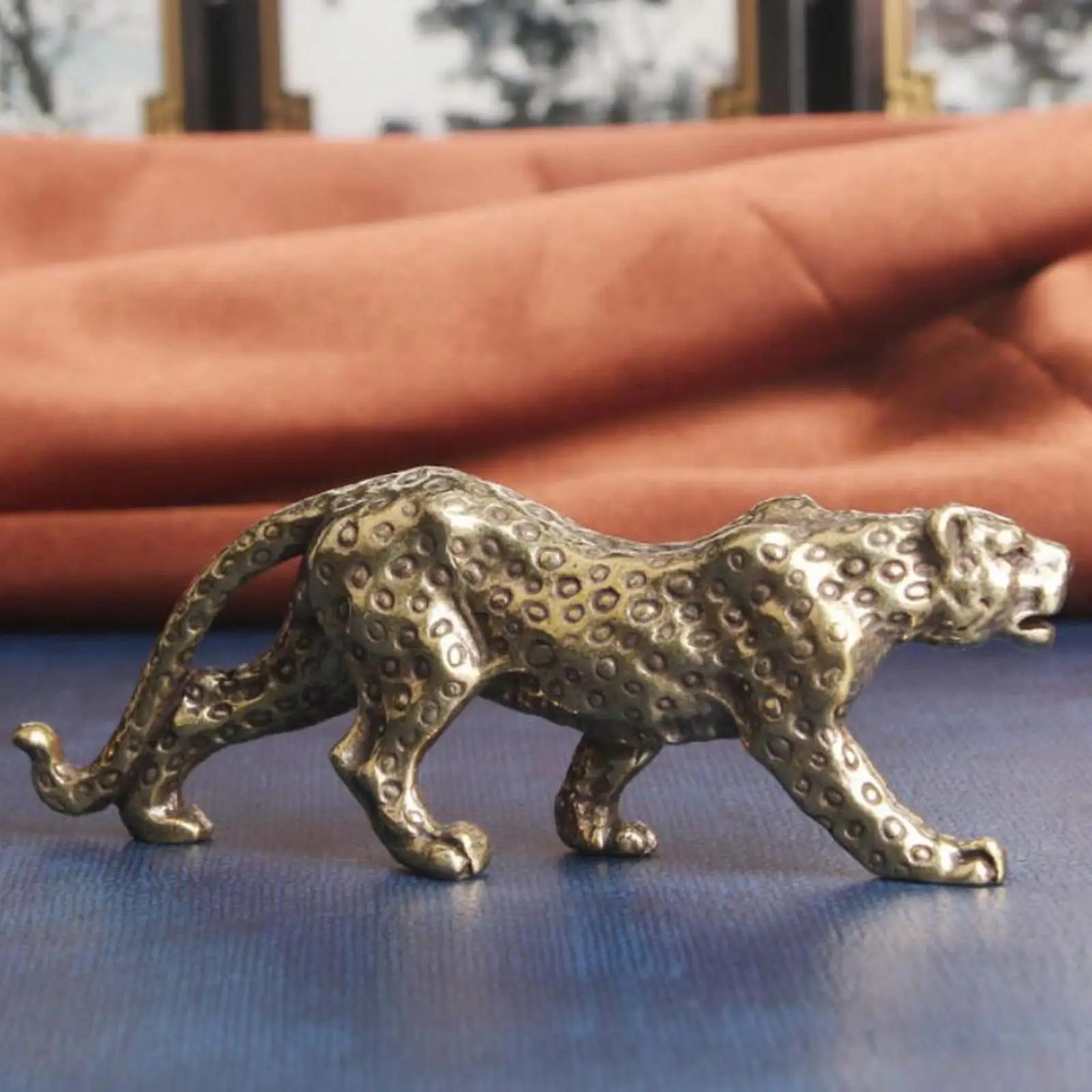 Vintage Leopard Statue Panther Figurine Brass Exquisite Statuette Animal Sculpture for Home Office Outdoor Bookshelf Decoration