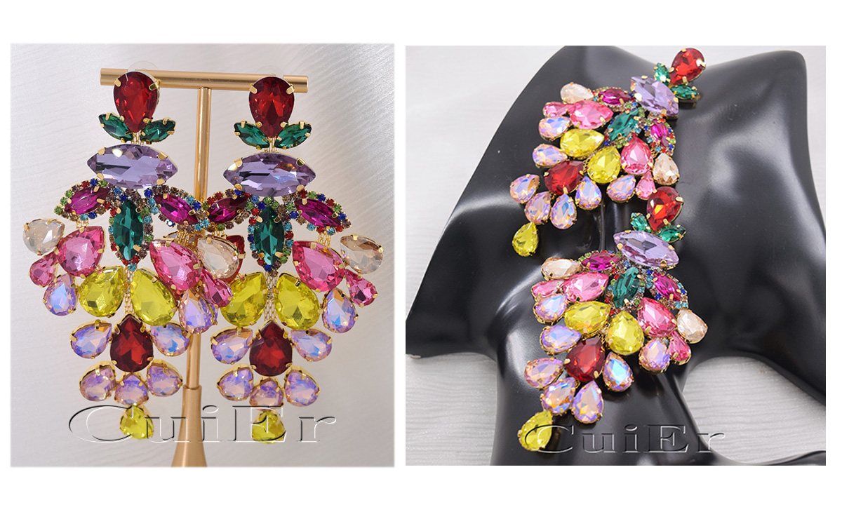 Romantische handgemachte Ohrringe mit rosa Rosenblütenquasten, mehrfarbigen rosa Perlen und kaskadenförmigen Harzanhängern für den Urlaub oder als Brautschmuck. – Detail 10