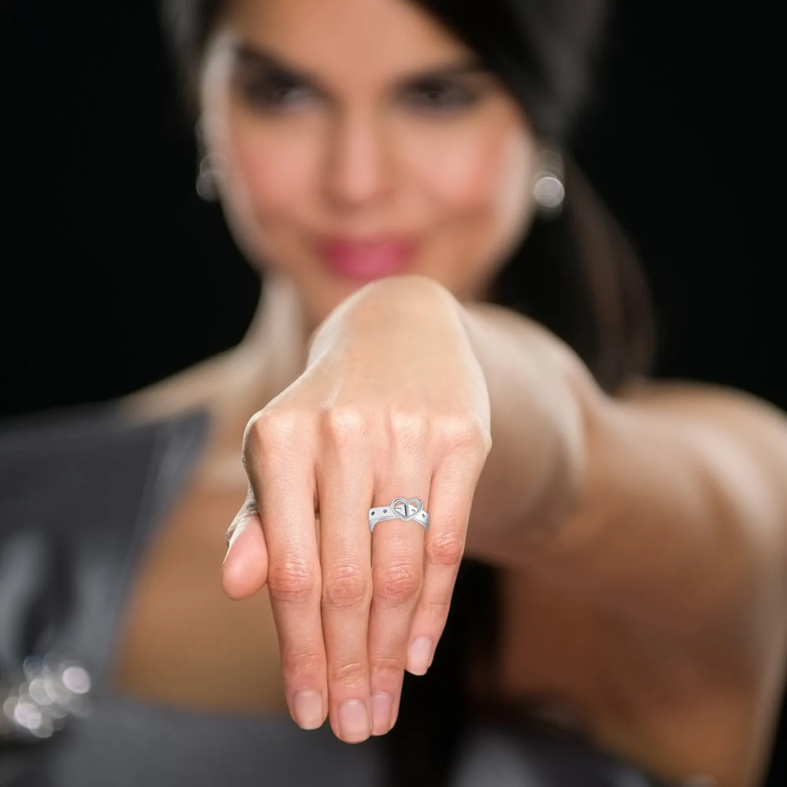 Пальцы женщин красивые. Кольцо Шахиня. Кольцо на пальце. Девушка с кольцом на пальце.