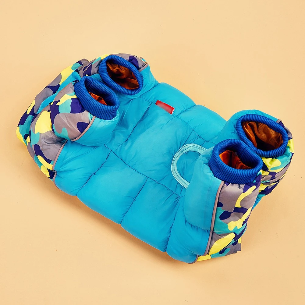 Un par de botas de nieve para niños. Están diseñados con un color azul brillante y un patrón que incluye detalles en amarillo y gris. Las botas parecen estar aisladas para brindar calidez y tienen un diseño resistente, probablemente para uso en invierno.