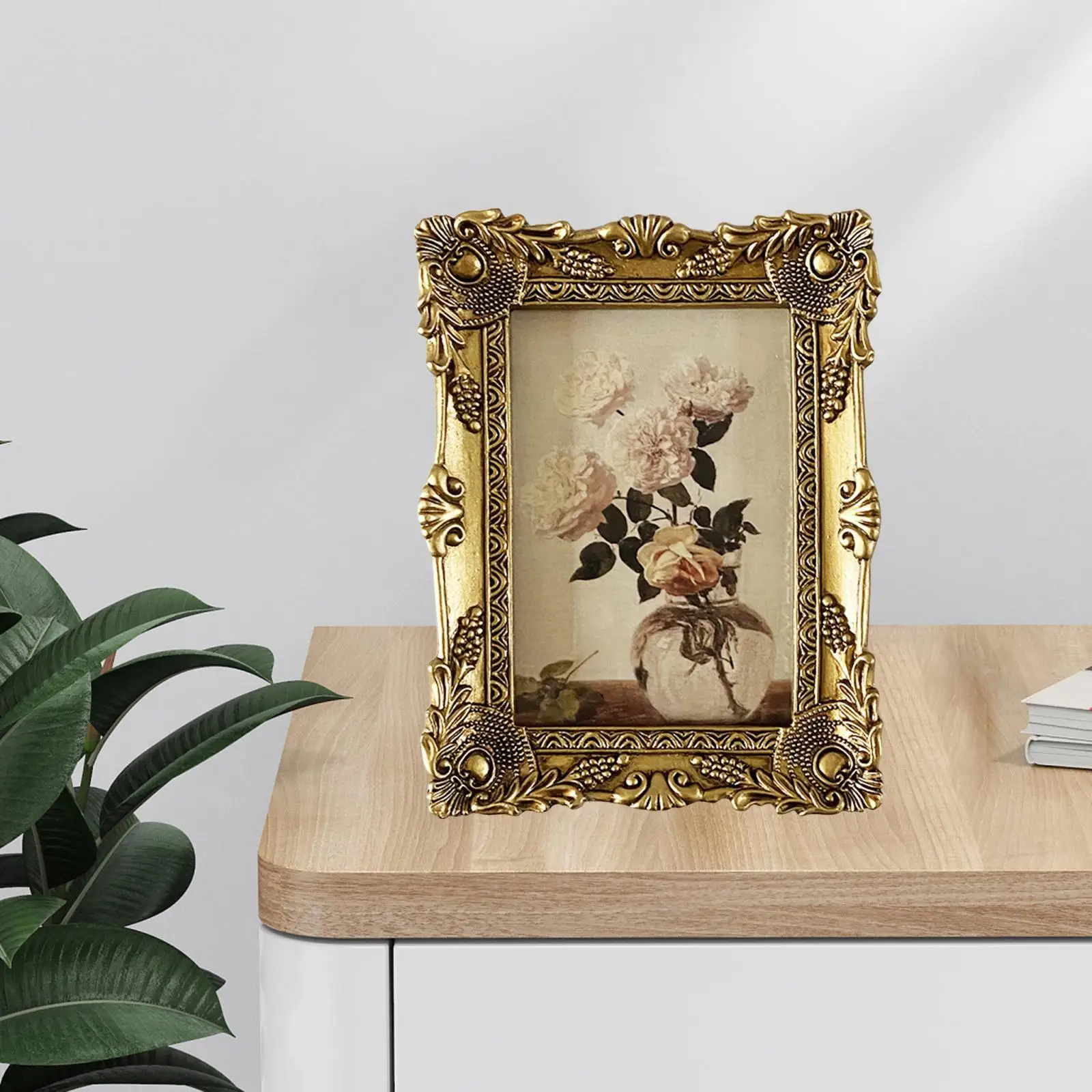 European Style Picture Frame Photo Frame Displays Tabletop and Wall Floral Embossed Elegant Vintage Photo Frame for Bedroom