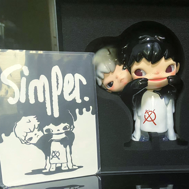 Hirono Simper Fake Smile Black White PTS Exhibition Exclusive 