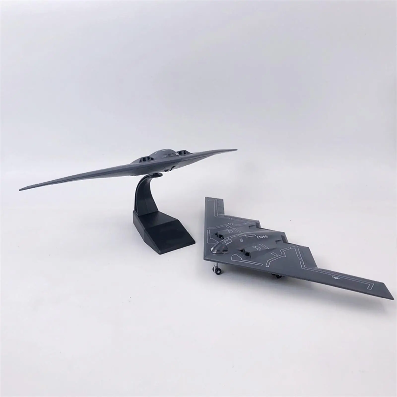 1:200 Scale Ghost B2 Strategic Stealth Bomber Fighter Kids Adults Toys Collection Gift Plane Alloy Diecast for Office Room Decor