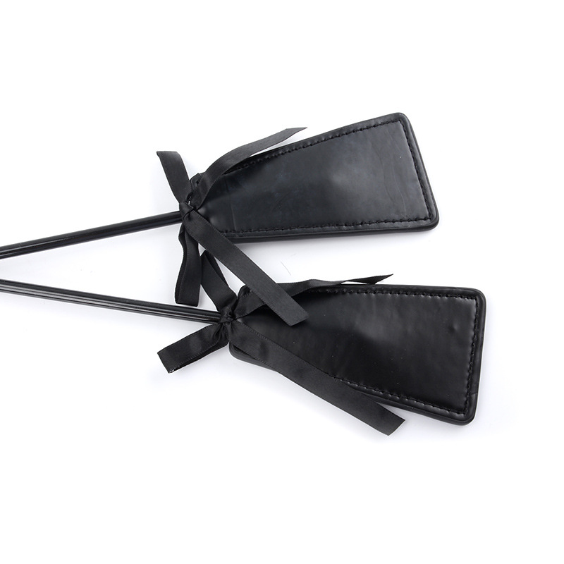 Flogger En Cuir Véritable Bullwhip Squadron - Manche Cuir, Clous Acier Rouges