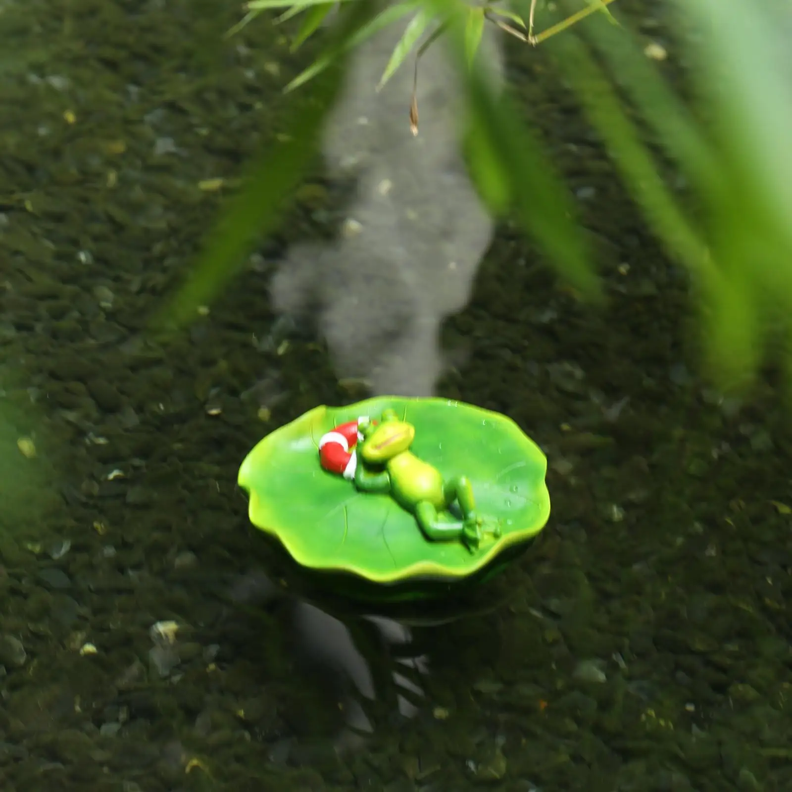 Floating Frog on Leaf Ornaments Animals Figurine Garden Statue Gift for Desk