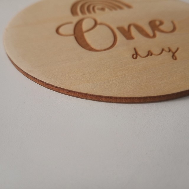 Tarjetas de hitos mensuales de madera para bebé, anuncio de bebé y  embarazo, 13 círculos hechos a mano de doble cara con un disco  personalizable más