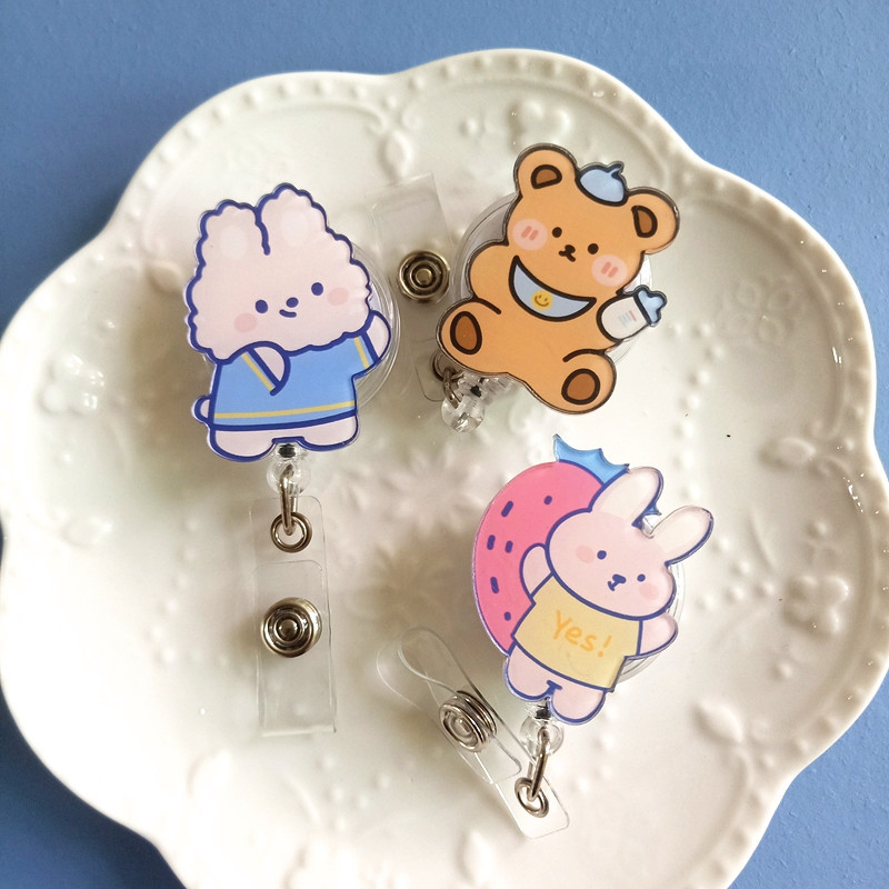 Neues Design, 1-teilig, ausziehbare Krankenschwester-Abzeichenrolle aus Acryl, niedlicher Anime-Häschenbär, Studenten-Namensschild, Ausweishalter, Schlüsselanhänger, Umhängeband – Detail 2
