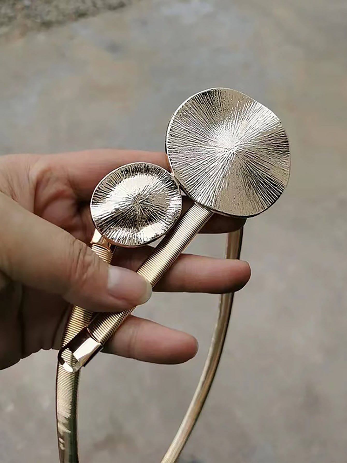 Strukturierter Gürtel mit runder Schnalle aus Metall – Detail 4