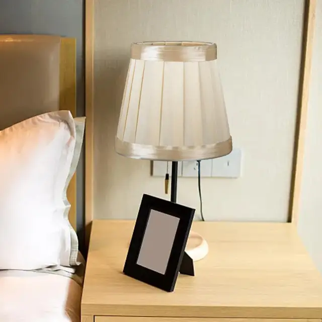 Lámpara de mesa elegante y de diseño. Versatil y de fácil