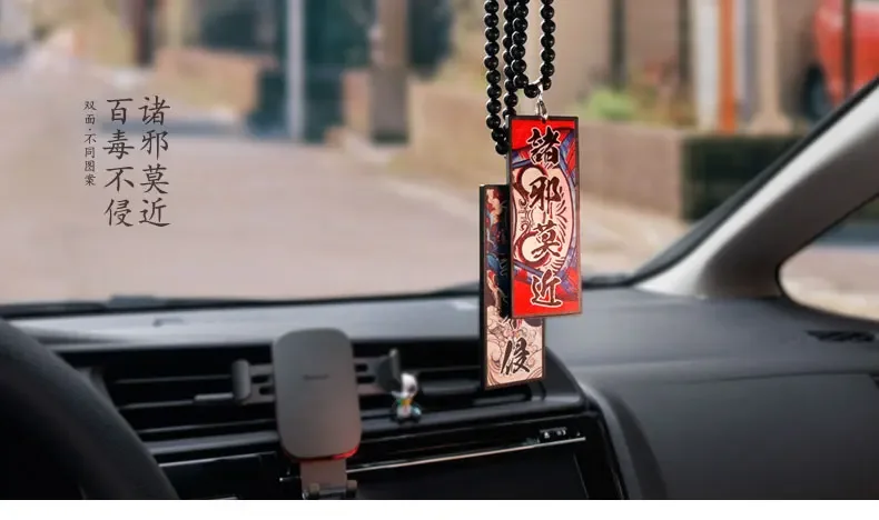 Hotsticker estilo japonés colgado en el espejo retrovisor del coche