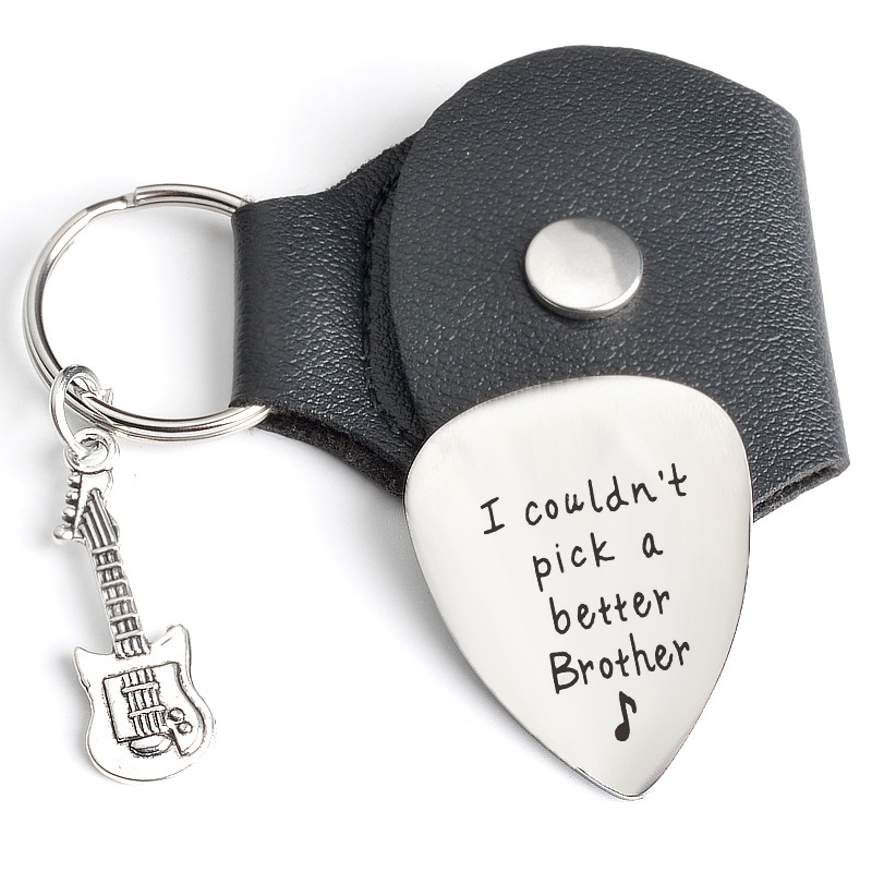 �I Cloudn't Pick A Better Brother Dad Son“ Gitarrenplektren-Schlüsselanhänger, Musikgeschenke für Bruder, Vater, Sohn, mit Tasche und Gitarrenanhänger – Detail 2