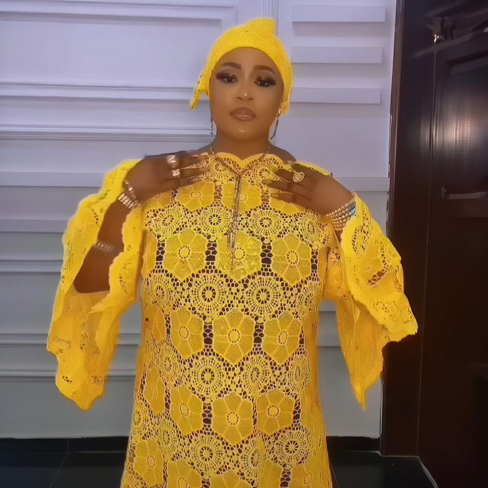 Sab86627bdb0f44449f4cde477994f753S - Robe Africaine de Soirée, de Mariage : Tenue Élégante à Manche Longue en Dentelle - Blanc et Jaune