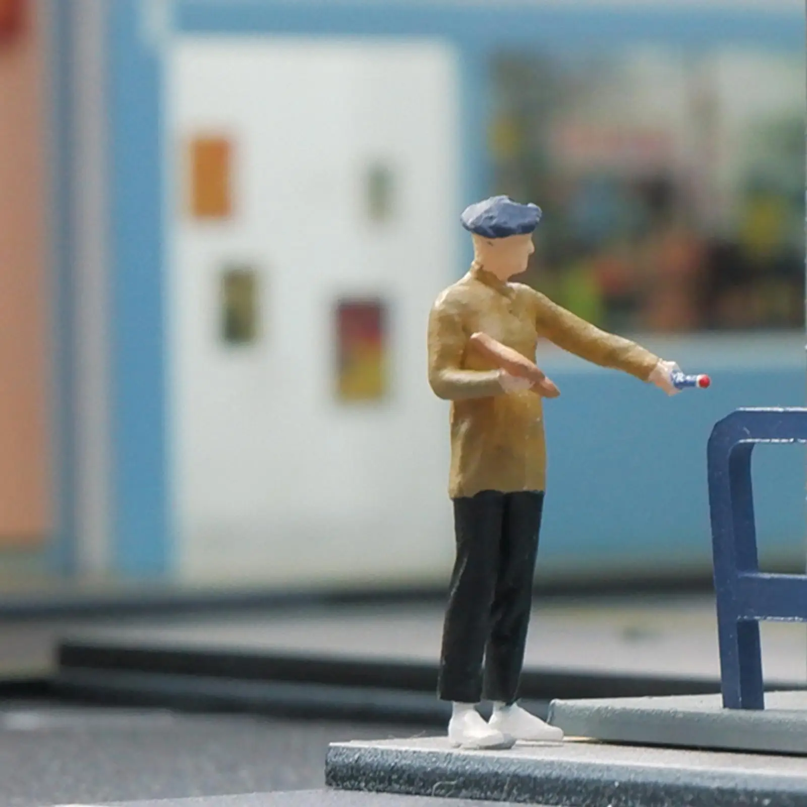Painted Figures Role Play Figure Standing 1:64 Painter Figure for Train Station Layout Architectural Building Diorama DIY Scene