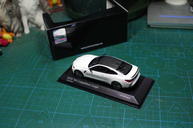 MINICHAMPS 1/43 Diecast car model BMW M4 two door 2020 Alpine