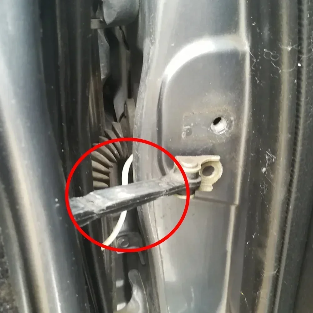 Instalación de los clips amortiguadores en la puerta del coche