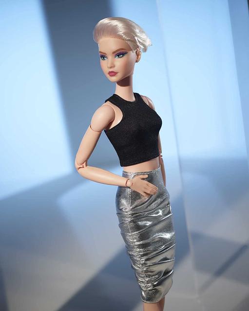 Barbie Signature Barbie Looks 2024 Doll (Tall, Blonde)