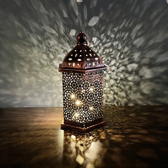 Nuova lampada a vento Vintage scavata in ferro Horselight decorazione  marocchina decorazione da tavolo puntelli per atmosfera Led piccola  lanterna - AliExpress