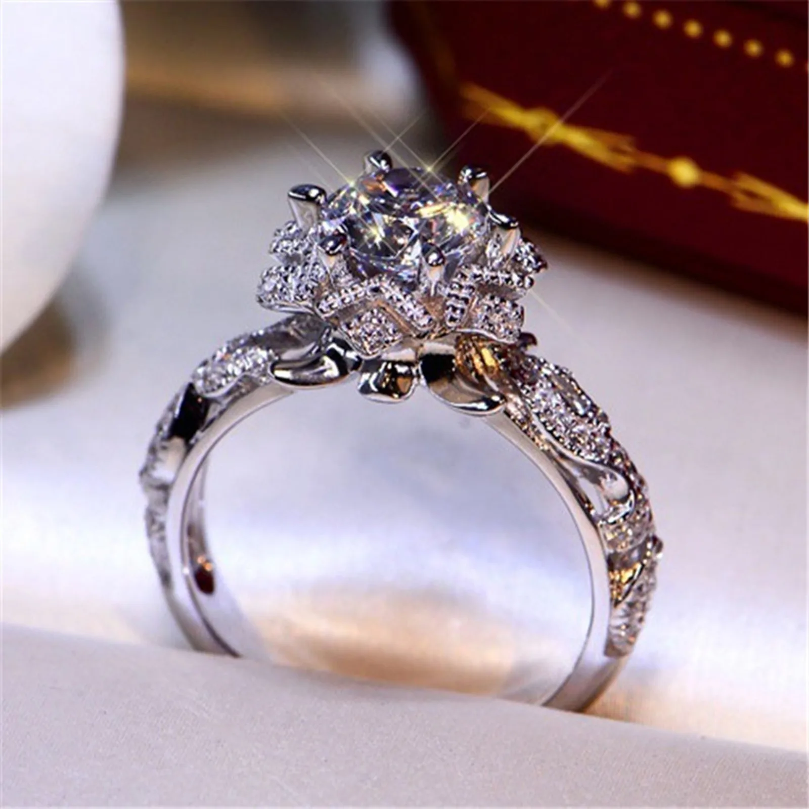 Парные обручальные кольца из золота с бриллиантом - 65 фото
