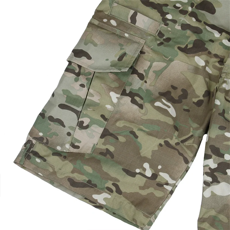 Una prenda de vestir de camuflaje, específicamente un bolsillo al costado de una prenda. El patrón de camuflaje está diseñado para mezclarse con el entorno natural y normalmente se usa en ropa militar o de exterior para ayudar a ocultar al usuario.